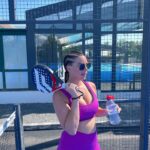 Nadège Lacroix Instagram – 💜 padle day 💜 

Dimanche sportif ici et vous ? ☀️🎾

Ma tête en tournant à droite je meurs 😂😂😂😂😂

#sunday #club #padle #🎾 #❤️