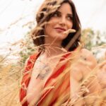 Nadège Lacroix Instagram - ☀️SUMMER ☀️ Quel plaisir ce shooting avec @naweandco qui me sublime à chaque shoot ! Des champs, un make up de @ely.smakeup un appareil photo ! Et me voila ! Libre, heureuse et sauvage ! Moi ! Merci à vous d être toujours là pour me soutenir et me rendre heureuse jour après jour ♥️♥️♥️ #beauty #shooting #shootingphoto #art #nature #authentic #model #woman #happyandfree #newme #nawe #makeup #geneve #beyou