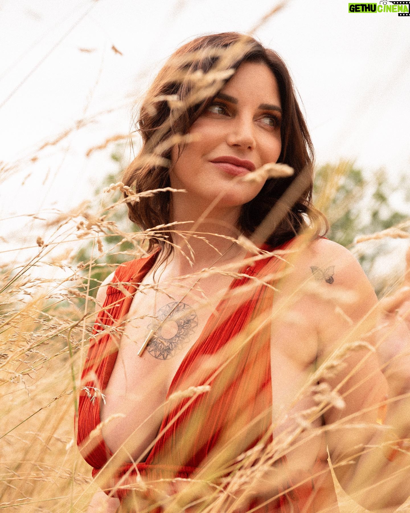 Nadège Lacroix Instagram - ☀️SUMMER ☀️ Quel plaisir ce shooting avec @naweandco qui me sublime à chaque shoot ! Des champs, un make up de @ely.smakeup un appareil photo ! Et me voila ! Libre, heureuse et sauvage ! Moi ! Merci à vous d être toujours là pour me soutenir et me rendre heureuse jour après jour ♥️♥️♥️ #beauty #shooting #shootingphoto #art #nature #authentic #model #woman #happyandfree #newme #nawe #makeup #geneve #beyou