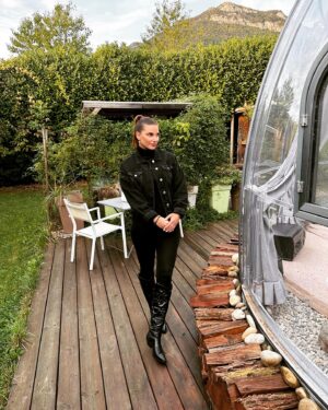 Nadège Lacroix Instagram - Petite nuit dans une bulle ! Very romantic ! 🥰🥰🥰

C est le cadeau que j ai reçu de ma famille pour mon anniv et honnêtement ils ont visé juste j adore ce genre d expérience insolite ❤️ merciiiiii ❤️

#bulle #night #lovers #🥰 #ideecadeau #romantique #❤️ #couple #travelcouple #insolite #experience