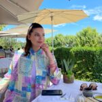 Nadège Lacroix Instagram – 🌸 COURS DE YOGA 🌸

Quel superbe concept ! ☀️

Imaginez vous suivre un cours de yoga privé dans une suite d un hôtel 5⭐️ @hotelpresidentgeneva  et continuer sur un lunch avec vue sur le lac ! 🚤😍

Le programme rêvé pour une matinée entre copines ! ♥️

La coach @martinascauri est juste parfaite ! Elle est très professionnelle tout en étant drôle et sympathique ! Merci ♥️

Et quel plaisir de te retrouver ma @katilanomad ♥️

Tout était parfait et le prix est de 150.- par personne ! Plutôt raisonnable pour un cadeau ou un moment entre amies ! 🌸

#hotelpresidentgeneva #yoga #yogapractice #yogainspiration #yogalessons #private #suitedeluxe #hotel #geneva #lacleman #morningwithaview #sunnyday #saturday #goodvibes #happiness #thankful