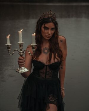 Nadège Lacroix Instagram - Vous préférez laquelle ? 🖤

Moi perso la dernière 😍 

C est un univers particulier mais j ai adoré ce shooting ! 📸

Merci à l équipe ! @philippinesphotography_ @dla13.0 @sd.makeup.artist 🖤♥️

Et a @venuscollection.2.0.2.3 pour la magnifique robe 🖤

#paris #shooting #photo #picoftheday #dark #goth #gothgirl #instagram #instagood #instapic #instapicture #modele #mercrediaddams #morticiaaddams