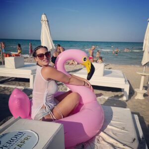 Nadège Lacroix Instagram - 💕 good mood 💕

J essaie de toujours de garder le sourire et mon âme d enfant ! 

Soit on aime soit on aime pas ! Mais c est moi !!! 💕💕💕💕

#crazy #me #italy #puglia #beach #barbie #flamengo #pink #💕