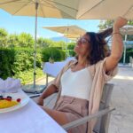 Nadège Lacroix Instagram – 🌸 COURS DE YOGA 🌸

Quel superbe concept ! ☀️

Imaginez vous suivre un cours de yoga privé dans une suite d un hôtel 5⭐️ @hotelpresidentgeneva  et continuer sur un lunch avec vue sur le lac ! 🚤😍

Le programme rêvé pour une matinée entre copines ! ♥️

La coach @martinascauri est juste parfaite ! Elle est très professionnelle tout en étant drôle et sympathique ! Merci ♥️

Et quel plaisir de te retrouver ma @katilanomad ♥️

Tout était parfait et le prix est de 150.- par personne ! Plutôt raisonnable pour un cadeau ou un moment entre amies ! 🌸

#hotelpresidentgeneva #yoga #yogapractice #yogainspiration #yogalessons #private #suitedeluxe #hotel #geneva #lacleman #morningwithaview #sunnyday #saturday #goodvibes #happiness #thankful