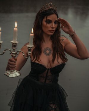 Nadège Lacroix Instagram - Vous préférez laquelle ? 🖤

Moi perso la dernière 😍 

C est un univers particulier mais j ai adoré ce shooting ! 📸

Merci à l équipe ! @philippinesphotography_ @dla13.0 @sd.makeup.artist 🖤♥️

Et a @venuscollection.2.0.2.3 pour la magnifique robe 🖤

#paris #shooting #photo #picoftheday #dark #goth #gothgirl #instagram #instagood #instapic #instapicture #modele #mercrediaddams #morticiaaddams