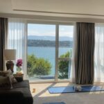 Nadège Lacroix Instagram - 🌸 COURS DE YOGA 🌸 Quel superbe concept ! ☀️ Imaginez vous suivre un cours de yoga privé dans une suite d un hôtel 5⭐️ @hotelpresidentgeneva et continuer sur un lunch avec vue sur le lac ! 🚤😍 Le programme rêvé pour une matinée entre copines ! ♥️ La coach @martinascauri est juste parfaite ! Elle est très professionnelle tout en étant drôle et sympathique ! Merci ♥️ Et quel plaisir de te retrouver ma @katilanomad ♥️ Tout était parfait et le prix est de 150.- par personne ! Plutôt raisonnable pour un cadeau ou un moment entre amies ! 🌸 #hotelpresidentgeneva #yoga #yogapractice #yogainspiration #yogalessons #private #suitedeluxe #hotel #geneva #lacleman #morningwithaview #sunnyday #saturday #goodvibes #happiness #thankful