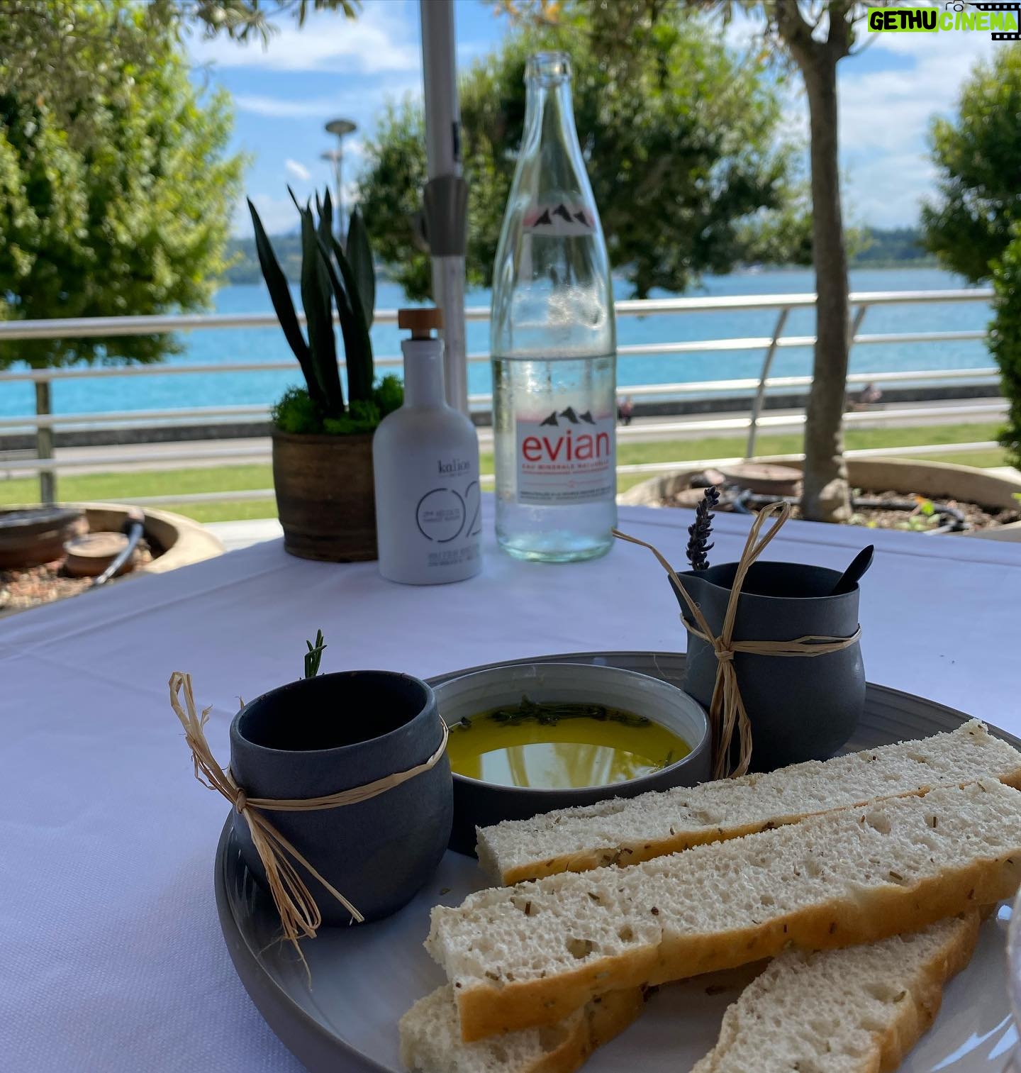 Nadège Lacroix Instagram - 🌸 COURS DE YOGA 🌸 Quel superbe concept ! ☀️ Imaginez vous suivre un cours de yoga privé dans une suite d un hôtel 5⭐️ @hotelpresidentgeneva et continuer sur un lunch avec vue sur le lac ! 🚤😍 Le programme rêvé pour une matinée entre copines ! ♥️ La coach @martinascauri est juste parfaite ! Elle est très professionnelle tout en étant drôle et sympathique ! Merci ♥️ Et quel plaisir de te retrouver ma @katilanomad ♥️ Tout était parfait et le prix est de 150.- par personne ! Plutôt raisonnable pour un cadeau ou un moment entre amies ! 🌸 #hotelpresidentgeneva #yoga #yogapractice #yogainspiration #yogalessons #private #suitedeluxe #hotel #geneva #lacleman #morningwithaview #sunnyday #saturday #goodvibes #happiness #thankful