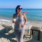 Nadège Lacroix Instagram – Maillot paréo collier mon outfit préféré pour l été ! ☀️👙

Comme je sais que vous allez me poser la question c est une pièce unique faite par @a_m_a_r_creations il fait ça avec passion et uniquement sur demande alors si ça vous dit écrivez lui un petit message 😉

Les photos avec le bateau de sauvetage c est juste parce que j ai beaucoup ri ! Et que rire c est la vie ♥️ bon week end ☀️😘

#outfit #beach #italy #lavitaebella #newnecklace #necklace #beautiful #loveyourself #lovelife