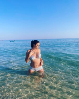 Nadège Lacroix Instagram - 👙 TOUS LES CORPS SONT BEAUX

Mes bourrelets assumés et moi allons très bien merci ♥️

#body #bodypositive #bikini #bikinibody #plage #beach #italy #🇮🇹 #happyme #♥️