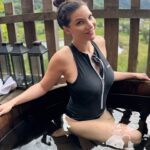 Nadège Lacroix Instagram – Quand t essaie de faire la belle gosse mais qu en vrai tout ce que tu veux c est que ton mec te mouille pas les cheveux 😂

@lahautcabanesperchees 
#cabane #perchees #lahautcabanesperchees #weekend #detente #ressourçant #relaxation #zen #deconnexion