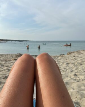 Nadège Lacroix Instagram - 💙💙💙 il mare 💙💙💙

Pourquoi c est féminin dans toutes les langues sauf en italien ??? Macho ??? Ahahah 

Je vous aime ❤️

#vacation #italie #lecce #sanfoca #vacances #bonheur #happylife #happyme #sole #☀️