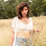 Nadège Lacroix Instagram - By @naweandco ♥️ Vous préférez laquelle ? 1,2 ou 3 ? Plus je vieillis et plus j aime mes défauts qui font de moi quelqu un d unique 😉 aimez vous ! Vous êtes la seule personne avec qui vous passerez toute votre vie ♥️☀️ MUA @ely.smakeup 💄 #shooting #makeup #shootingphoto #nawe #lifestyle #beautiful #nature #reel #nofilter #justme #makemebeautiful #selfconfidence #selflove