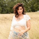 Nadège Lacroix Instagram - By @naweandco ♥️ Vous préférez laquelle ? 1,2 ou 3 ? Plus je vieillis et plus j aime mes défauts qui font de moi quelqu un d unique 😉 aimez vous ! Vous êtes la seule personne avec qui vous passerez toute votre vie ♥️☀️ MUA @ely.smakeup 💄 #shooting #makeup #shootingphoto #nawe #lifestyle #beautiful #nature #reel #nofilter #justme #makemebeautiful #selfconfidence #selflove