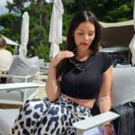 Nadège Lacroix Instagram - Une superbe après midi au @palace_de_menthon 😍 Le soleil ☀️, de grandes discussions et une deuxième chance. 🍀🍀🍀 Bien sûr que j ai peur d avoir encore une fois le cœur 💔 brisé. Bien sûr que j ai peur d être encore déçue ! Et pourtant je n y arrive pas ! Je n arrive pas à passer à autre chose pour le moment. Je n arrive pas à me passer de lui ! 🙈♥️🥰 Une chance mais pas 2 !!!! C est sur par contre que c est à saisir maintenant et qu au moindre doute tout sera fini et pour de bon cette fois ! 🙃 Merci à tous pour vos messages durant ces semaines si dures 🙈🥲😓 #lifestyle #couple #deuxiemechance #lamour #love #palace #afternoon #beachclub #fareniente #annecy #menthon #lac #sun