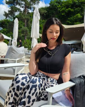 Nadège Lacroix Instagram - Une superbe après midi au @palace_de_menthon 😍

Le soleil ☀️, de grandes discussions et une deuxième chance. 🍀🍀🍀

Bien sûr que j ai peur d avoir encore une fois le cœur 💔 brisé. Bien sûr que j ai peur d être encore déçue ! 

Et pourtant je n y arrive pas ! Je n arrive pas à passer à autre chose pour le moment. Je n arrive pas à me passer de lui ! 🙈♥️🥰

Une chance mais pas 2 !!!! C est sur par contre que c est à saisir maintenant et qu au moindre doute tout sera fini et pour de bon cette fois ! 🙃

Merci à tous pour vos messages durant ces semaines si dures 🙈🥲😓

#lifestyle #couple #deuxiemechance #lamour #love #palace #afternoon #beachclub #fareniente #annecy #menthon #lac #sun