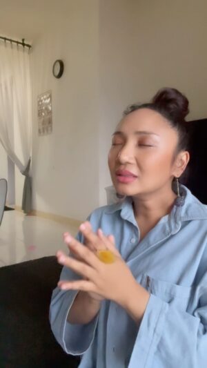 Nadia Aqilah Instagram - Lagu jiwa kacau kebangsaan. Siapa layan zaman pop 90an yang tak pernah feeling2 dengan lagu ni memang tipu eh 👻 Timeless song by a diva I’m grateful to share a sunset moment and call kakak, the one and only @fauziahlatiff ❤️ 

Dah dah la gaduh pasal #khunsa tu, meh I belanja sikit lagu ok? 😂 #missnadiaaqilahsings 

Fav denim top by @lilit_woman 🫶🏽