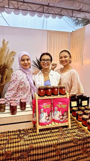 Nadia Aqilah Instagram - The Nadias Vol.5 = Triple N Vol.1 
Penyatuan kecoh, ibu-ibu, entrepreneur, jauh dari keluarga tak sangka bertemu di Singapura 💕 

Marilah singgah booth kami 💕
Booth no. R15
Kampung Gelam,Baghdad Street
3-5 April | 5-10pm