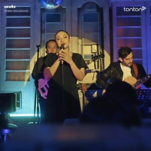 Nadia Aqilah Instagram - A real estate agent who sings? Biar benar Yana ni! 🦋🫶🏽 live performance by us @josiahhogan @am_izham_ 

@dramasangat @tontonmy 

▶️ SeOfis
Episod baru setiap Khamis.
Hanya di Tonton!

Dilakonkan oleh: 
@sallywho 
@nadnisaa 
@missnadiaaqilah 
@fahrinahmad_fa 
@hafizulkamal 
@anasridzuan
@ikhwanlein
Dan ramai lagi!

#SeOfis #Tonton #SitiSaleha #NadiyaNisaa #NadiaAqilah #FahrinAhmad #HafizulKamal