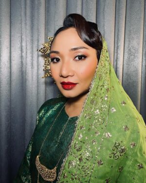 Nadia Aqilah Instagram - I always say that I was born in the wrong era 🤣 Manis rasanya bila sarungkan kain kelingkan. Unfortunately kelingkan is a dying art. I personally feel that on top of the fancy materials yang kita nak invest on, kelingkan should also be in the list. Selendang yang indah disulam dengan logam bersalut emas, harus diwarisi oleh anak, cucu dan cicit kita ✨ Malaysia memang penuh dengan warisan budaya. Moga semua ini terus diangkat dengan gemilang dan kebanggaan. 

I was blessed to learn so much about it from @arjaartacademy09 and @malaysiancraftcouncil. To many more awareness and appreciation on our local master artisans. 

Tak kurang indah pulak di tatariaskan oleh sahabat kesayangan @ezadibrahim dan pakaian oleh @cashmeregaleri ❤️

#klex2023 #kualalumpurexchange2023 #malaysiancraftcouncil #arjaartacademy