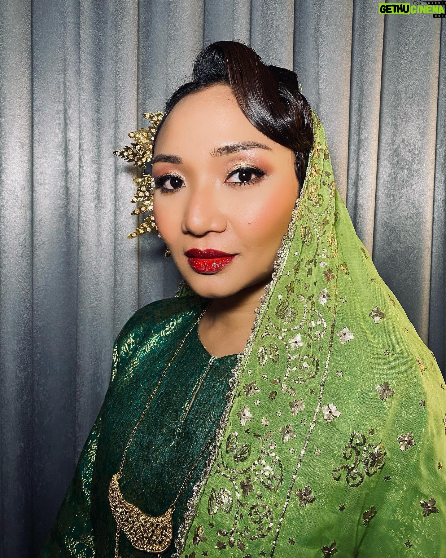 Nadia Aqilah - 1.1K Likes - I always say that I was born in the wrong era 🤣 Manis rasanya bila sarungkan kain kelingkan. Unfortunately kelingkan is a dying art. I personally feel that on top of the fancy materials yang kita nak invest on, kelingkan should also be in the list. Selendang yang indah disulam dengan logam bersalut emas, harus diwarisi oleh anak, cucu dan cicit kita ✨ Malaysia memang penuh dengan warisan budaya. Moga semua ini terus diangkat dengan gemilang dan kebanggaan.
I was blessed to learn so much about it from @arjaartacademy09 and @malaysiancraftcouncil. To many more awareness and appreciation on our local master artisans.
Tak kurang indah pulak di tatariaskan oleh sahabat kesayangan @ezadibrahim dan pakaian oleh @cashmeregaleri ❤️
#klex2023 #kualalumpurexchange2023 #malaysiancraftcouncil #arjaartacademy