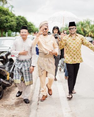 Nadia Aqilah Instagram - Happy birthday to this dude we had to deal with for so many years, pening layan tapi ok lah buat hiburan. Thank you for loving our kids but please stop swearing in front of them. 

Love you noks @tonyeusoff #kaubodo