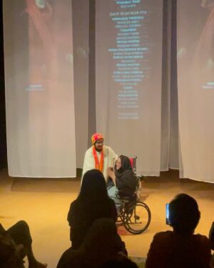Nadia Aqilah Instagram - Kakak, malam tadi menguatkan lagi sebab kenapa saya sering cakap yang kakak idola saya. As a performer, as a writer, as a director, as a teacher, as a mother, as a wife and especially as a daughter. Betapa indahnya tribute kakak buat arwah Papa kakak - a Legend himself just like you. Sorang diri mengawal pentas, SO INSPIRING 🥹

Thank you kakak @norzizizulkifli, jahat sungguh piece tadi, jahat sungguh korang @hamzahmtahir 😭😭😭 dua dua manusia yang sangat sebok menurunkan ilmu tapi tetap mencari masa untuk menghasilkan karya macam ni 😭 My goodness, this piece hits home so hard. 

Please watch this. 

*MASAKINI Theatre Company* @masakinitheatrecompany 
Tingkap Project
mempersembahkan 
sebuah monodrama 
_*DAN DI SENJA ITU*_

Karya & Lakonan
*Norzizi Zulkifli*

 🎬 Arahan Bersama
🧍🏻‍♂️ *Hamzah Tahir* 
🧍🏻‍♀️ *Norzizi Zulkifli* 

Tarikh Persembahan:
*2,3,4,5 November 2023*
*di Studio Ramli Hassan, Bukit Tunku Kuala Lumpur*
