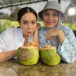 Nadia Aqilah Instagram - #SeOfis dump! 
Dah keluar di @tontonmy, enjoy 🦋 

@dramasangat