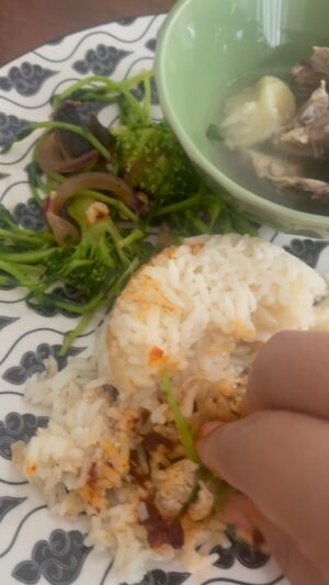 Nadia Aqilah Instagram - Sekadar monologue bersama Nadia Aqilah sambil kita berkongsi cara nak makan Chilli Oil @nabdelish 🥰 Ayam tu kalau awak tukar kepada bahagian thigh masak dengan nasi lagi sedap, ni kita kat rumah tinggal breast je tadi 🤪

Terima kasih buat yang dah cuba our Chilli Oil. Yang belum cuba, you are very welcomed. Crafted this one with kasih sayang buat anda tau. Click the link on @nabdelish punya bio je 🫶🏽 

#nabdelish #nabdelishrecipe #chillioilmalaysia #chillioilkl