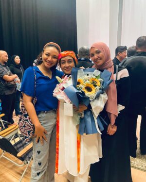 Nadia Aqilah Instagram - Kakak, malam tadi menguatkan lagi sebab kenapa saya sering cakap yang kakak idola saya. As a performer, as a writer, as a director, as a teacher, as a mother, as a wife and especially as a daughter. Betapa indahnya tribute kakak buat arwah Papa kakak - a Legend himself just like you. Sorang diri mengawal pentas, SO INSPIRING 🥹

Thank you kakak @norzizizulkifli, jahat sungguh piece tadi, jahat sungguh korang @hamzahmtahir 😭😭😭 dua dua manusia yang sangat sebok menurunkan ilmu tapi tetap mencari masa untuk menghasilkan karya macam ni 😭 My goodness, this piece hits home so hard. 

Please watch this. 

*MASAKINI Theatre Company* @masakinitheatrecompany 
Tingkap Project
mempersembahkan 
sebuah monodrama 
_*DAN DI SENJA ITU*_

Karya & Lakonan
*Norzizi Zulkifli*

 🎬 Arahan Bersama
🧍🏻‍♂️ *Hamzah Tahir* 
🧍🏻‍♀️ *Norzizi Zulkifli* 

Tarikh Persembahan:
*2,3,4,5 November 2023*
*di Studio Ramli Hassan, Bukit Tunku Kuala Lumpur*