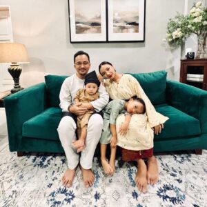 Nadia Aqilah Instagram - Salam Aidilfitri dari anak kami yang sorang mood tak menentu dan sorang asyik nak susu. 

Jangan lupa yang sudah tiada dan dalam kesusahan, pohon ampun dan maaf jangan dilupakan. 

Be safe everyone xxx