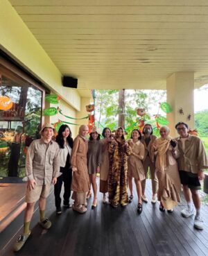 Nadia Saphira Instagram - Masih gak nyangka disuruh jadi Tiger kirain sekali-sekali manis2an... Beneran surprise pake kostum 🐯🤣 Makasih kesayangan dibuat seneng banget non stop ketawa 🤍🤍🤍 I heart u all 😭