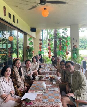 Nadia Saphira Instagram - Masih gak nyangka disuruh jadi Tiger kirain sekali-sekali manis2an... Beneran surprise pake kostum 🐯🤣 Makasih kesayangan dibuat seneng banget non stop ketawa 🤍🤍🤍 I heart u all 😭
