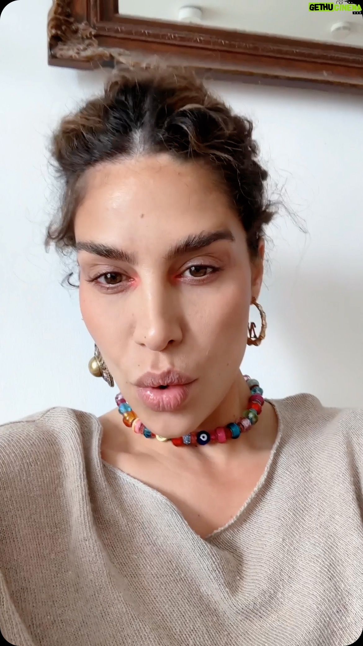 Nadia Hilker Instagram - A few things happened in my life the past 2 years that helped me understand how social media could actually have a positive impact. And now I feel like I wanna do what so many wonderful people out there did for me! Which is make me feel Connected Supported Accompanied Comforted Understood Included Encouraged And also keep on asking for tips, advice, insights… Oh and I will start commenting also in German since I am based here currently. In den letzten 2 Jahren hab ich einiges durchlebt, wodurch ich gemerkt habe, dass Social Media tatsächlich einen positiven Einfluss auf (m)ein Leben haben kann. Jetzt möchte ich ein bisschen zurückzugeben, was so viele wundervolle Menschen, für mich getan haben: das Gefühl von Verbundenheit, Unterstützung, Verständnis, Erleichterung und Ermutigung. Sich einfach ein bisschen weniger „Alleine“ Fühlen! Ah und ich mache jetzt deutsche comments da Ich auch meine deutschen Freunde in Zukunft brauche.