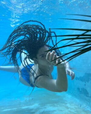 Nadia Hilker Instagram - Loading… 
& I SO can’t wait for some of this! 

📸 by @jaabaaluu 

#Dreaming #TrowBack #Sun #Fun #PoolTime #Summer #Holidays #SummerBrake #UnderWater #September #TheWalkingDead #WalkingDead #NadiaHilker #TWD #PicOfTheDay
