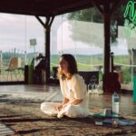 Nadia de Santiago Instagram - Recordando momentos bonitos del workshop que impartí en @natureishome__ sobre “Interpretación y meditación” 🌱🌞🌊🤍⛺️🏄🏻‍♀️👩🏻‍🤝‍👨🏼🫶♥️ Lugar: @wakanalake Fotos: @rosaruda_
