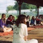 Nadia de Santiago Instagram - Recordando momentos bonitos del workshop que impartí en @natureishome__ sobre “Interpretación y meditación” 🌱🌞🌊🤍⛺️🏄🏻‍♀️👩🏻‍🤝‍👨🏼🫶♥️ Lugar: @wakanalake Fotos: @rosaruda_