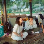 Nadia de Santiago Instagram - Recordando momentos bonitos del workshop que impartí en @natureishome__ sobre “Interpretación y meditación” 🌱🌞🌊🤍⛺️🏄🏻‍♀️👩🏻‍🤝‍👨🏼🫶♥️ Lugar: @wakanalake Fotos: @rosaruda_