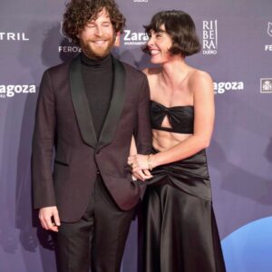 Nadia de Santiago Instagram - Gracias @premiosferoz por apoyar un proyecto tan personal y juntarnos en una noche muy emocionante
#ElTiempoQueTeDoy

Nominación a mejor serie dramática
Mejor actor protagonista
Mejor actriz protagonista

Vestido de @pedrodelhierro_official y joyas de @rabatjewellery 
Maquillaje de @diorbeauty de la mano de @marafervi