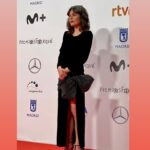 Nadia de Santiago Instagram - Noche muy bonita en los @premiosforque. Abrazando a Veronica Forqué y celebrando nuestro cine y nuestras series. Que emocionante darte el premio a mejor interpretación femenina en cine @laiacosta_ . Contigo @mikiesparbe. Gracias a @pedrodelhierro_official @marinagarciajoyas, a @marafervi a @diorbeauty @dior y a mi equipo @tandemtalent y @cris_casero por acompañarme.