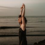 Nadia de Santiago Instagram – 🌊🌿🌜🕯️🌸✨O
📸 @martaguitartfotografia