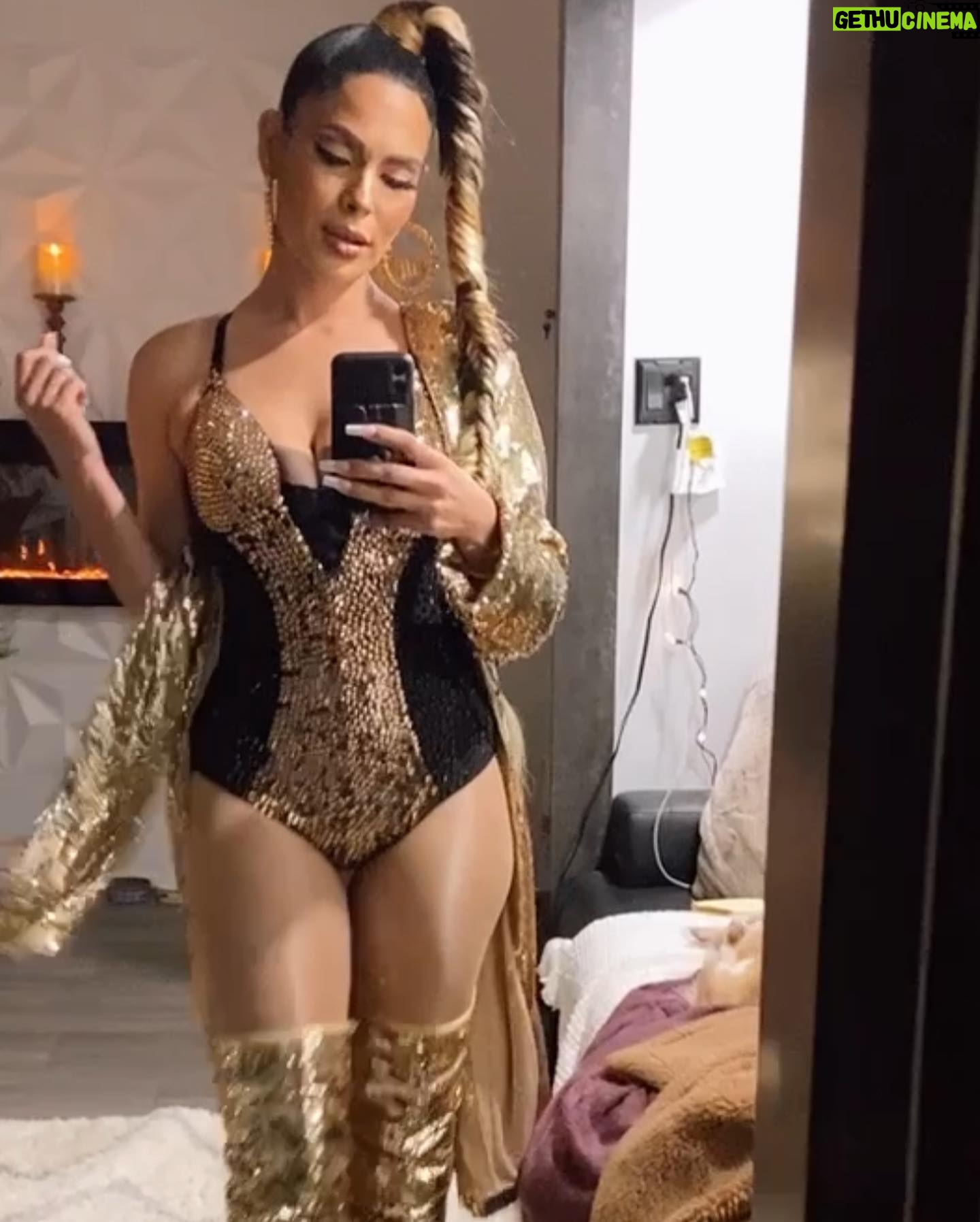 Nadine Velazquez Instagram - It’s been 7 days since QUEENS wrapped season 1 and I’m still in my performance braid (laziness). Filming the last performance of @queensabc was so special to me. I got injured during rehearsals and they had to prepare to have a dancer double for me. This made me so 😞 as I wanted to finish 💪🏽 “Valeria” grew with the show as both as an artist and friend but I also grew too as an actress & new singer/dancer. I’ve had two left feet on Queens and I’m always the last one to get the dance routine and usually the only one messing up but I wanted to prove to myself that I had grown! So I prayed, iced and soaked my injured ligament and rehearsed and rehearsed powering through completely intending to be well the day of our performance and I did it! These little wins make me so excited. Anywayzzz- this braid comes off today! Enjoy some slides of my last day of S1 on Queens. ✨❤️💋💪🏽🇵🇷👸🏻 Hair by: @iamcassandrapowell Makeup by: @parrapaints Costume by: @provifulp 🇵🇷 Moves by: @fatima_noir Cute dancer double: @dejiavu_