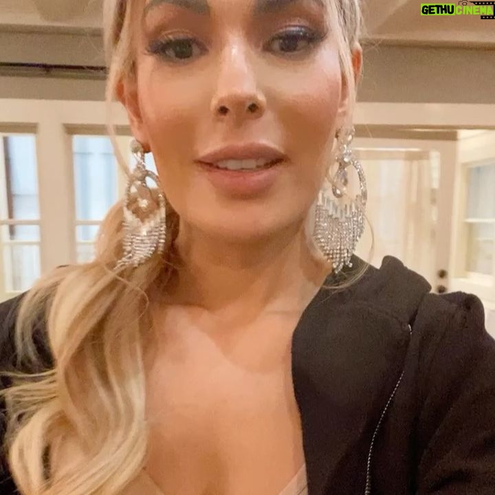 Nadine Velazquez Instagram - It’s been 7 days since QUEENS wrapped season 1 and I’m still in my performance braid (laziness). Filming the last performance of @queensabc was so special to me. I got injured during rehearsals and they had to prepare to have a dancer double for me. This made me so 😞 as I wanted to finish 💪🏽 “Valeria” grew with the show as both as an artist and friend but I also grew too as an actress & new singer/dancer. I’ve had two left feet on Queens and I’m always the last one to get the dance routine and usually the only one messing up but I wanted to prove to myself that I had grown! So I prayed, iced and soaked my injured ligament and rehearsed and rehearsed powering through completely intending to be well the day of our performance and I did it! These little wins make me so excited. Anywayzzz- this braid comes off today! Enjoy some slides of my last day of S1 on Queens. ✨❤️💋💪🏽🇵🇷👸🏻 Hair by: @iamcassandrapowell Makeup by: @parrapaints Costume by: @provifulp 🇵🇷 Moves by: @fatima_noir Cute dancer double: @dejiavu_