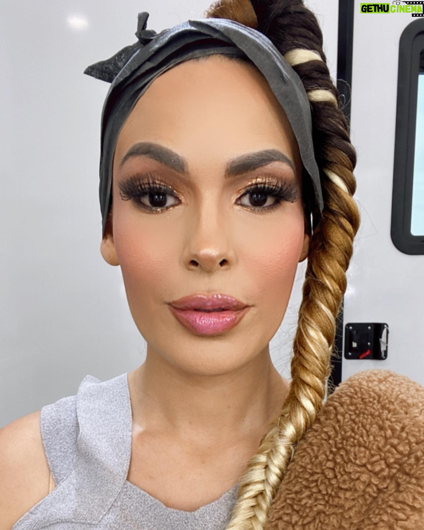 Nadine Velazquez Instagram - It’s been 7 days since QUEENS wrapped season 1 and I’m still in my performance braid (laziness). Filming the last performance of @queensabc was so special to me. I got injured during rehearsals and they had to prepare to have a dancer double for me. This made me so 😞 as I wanted to finish 💪🏽 “Valeria” grew with the show as both as an artist and friend but I also grew too as an actress & new singer/dancer. I’ve had two left feet on Queens and I’m always the last one to get the dance routine and usually the only one messing up but I wanted to prove to myself that I had grown! So I prayed, iced and soaked my injured ligament and rehearsed and rehearsed powering through completely intending to be well the day of our performance and I did it! These little wins make me so excited. Anywayzzz- this braid comes off today! Enjoy some slides of my last day of S1 on Queens. ✨❤️💋💪🏽🇵🇷👸🏻 Hair by: @iamcassandrapowell Makeup by: @parrapaints Costume by: @provifulp 🇵🇷 Moves by: @fatima_noir Cute dancer double: @dejiavu_