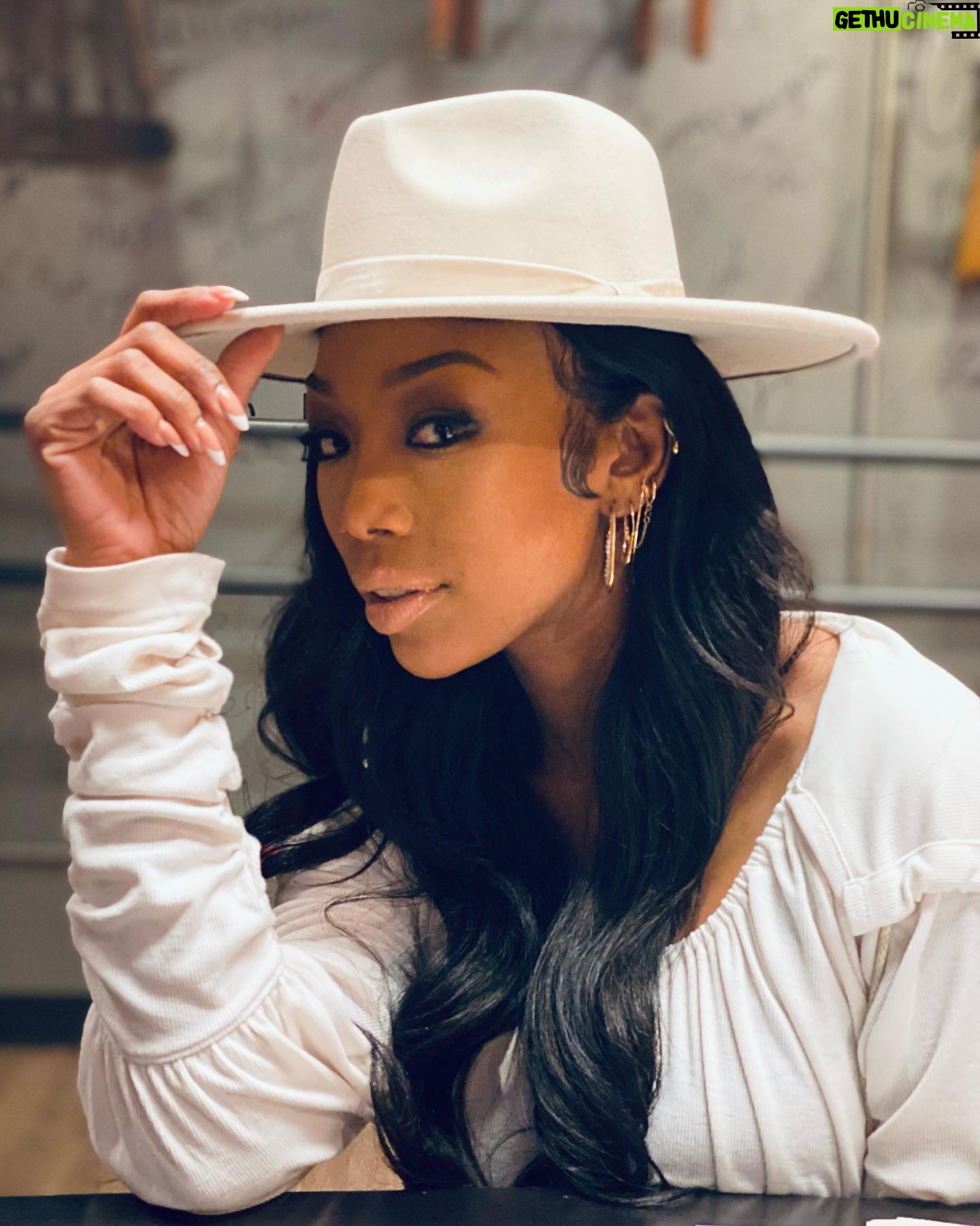 Nadine Velazquez Instagram - Check it…check it out! ‘Bout to tell you what this QUEEN B is all about: Artistically, I’ve never met another actress that I’ve ever shared the screen with who’s been as GIVING and as UPLIFTING as @brandy. Nope. NOBODY compares. NOBODY has ever taken the time to care to personally hype me up and draw out of me the gifts I have hidden. Not just musically, but also my love for God and my love for art. Nobody (except 1 other who shall remain nameless) has TRUSTED my work like B. Everyone’s been too busy perfecting themselves, (including ME) to pour into someone else to the degree that she does and WILL if you’re open to receiving. B! Bestita! Avatar! Sister! Friend! You show me that it’s possible to be dedicated, gifted, and empowered while also sharing the stage. To you, if we all show up at our greatest potential, we ALL win. And that is #truth and applies to anything! You inspire greatness and that isn’t something too many artists can do or even know how to do. It is as rare as YOU. Thank you for trusting me with your sensitivity, your passion, your rage, your love, and your pain. Thank you for being willing to take a unique journey with me as friends down the road of self forgiveness and healing. Thank you for tooooo many hysterics on and off set and B??? THANK YOU for having my back. I am so grateful you were born. You are the gift. 🎁 Feliz Cumpleanos, B! ♠️ TQM! 🎉🎂🎈