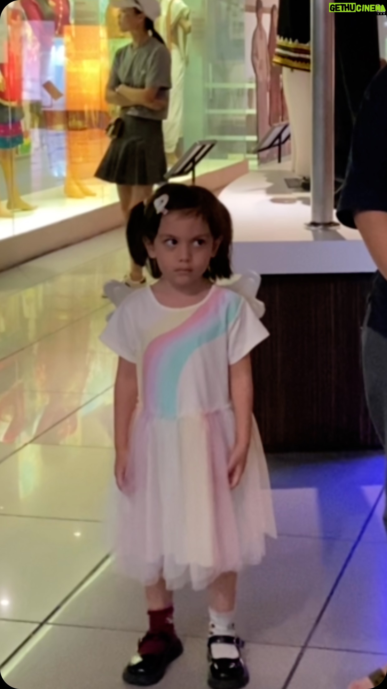 Nadiya Nisaa Instagram - Muzium Negara with Omar & Aminah. Lama dah Omar submit his wishlist finally, school holiday kali ni dapat kotakan. Omar enjoyed through out the section. Banyak pit-stop sebab dia suka membaca tapi Aminah just being her, tak banyak kesabaran untuk menunggu 🤭 Sorry Abang 😅 tu yang Cik Rose muka masam je hujung-hujung. Kena upah aiskrim 🍦🍬 Overall experience 6/10 sebab wrong timing ada tour guide pasang speaker kuat sangat for his mic during visiting 🙄 Other than that, sangat informatif, ruang yang selesa, convenient parking space, ada cafe 👍