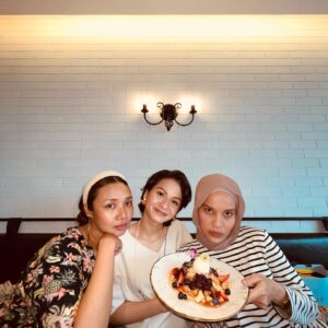 Nadiya Nisaa Instagram - ✨ Memori bulan Juli ✨

Lupa pulak nak upload memori dengan my #Sonias 💖

1. Berusaha cari date masing2 free. Siapa boleh relate? 🤭🙄

2. I’m a sweet tooth. Cari lokasi mesti kena ada menu dessert yg hebat 🍰🍧

3. Mak-mak request hadiah shopee jerr pun dah happy 💖✨

4. Extra happy dapat hadiah mahal sikit from peminat. Thank you soooo much Alwani 💖 sangat2 berguna ketika shooting 👍

5. Kategori unexpected gift jatuh kepada… Alhamdulillah ✨

6. Hadiah untuk diri sendiri jatuh kepada random wishlist warna kasut yg lama nak 🥰 kalau jumpa beli, kalau tak jumpa pun tak cari 😅

7. Yang ni memang dah lama nak jugak so @cristinastockstill belikan 💖 weeeee… 

8. Habit suka snap make-up after event. Selalunya lagi glow. Ni @jijiezainal punya 🤓

9. Ni @warnabilla punya 🤓 

10. Make-up still stay & slay 😜