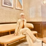Nadiya Nisaa Instagram – Baru nak kenalkan 😉

Meet Aini, 32 | Soon to be an Interior Designer. In #Seofis kadang-kadang you can see the 
Sweet Aini
Laid-back Aini
Ambitious Aini
Dreamy Aini 

Well… we all had to play multiple characters in our daily life kan? 
Especially at the office 😉 

💼👩🏻‍💻🧥👠

In @poplook for #Seofis by @parallaxatwork