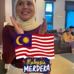 Nadiya Nisaa Instagram – So You Think You Can Learn Tamil & Mandarin on set #SeOfis sambil meraikan Hari Kemerdekaan ke-66 🇲🇾
Apa next perkataan pulak? 😅🤓
#masyarakatmajmuk
#malaysiamerdeka66
#malaysiatanahairku🇲🇾
@parallaxatwork