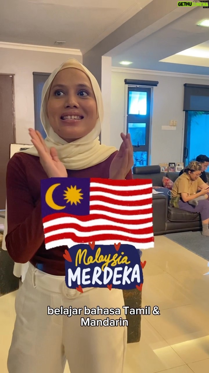 Nadiya Nisaa Instagram - So You Think You Can Learn Tamil & Mandarin on set #SeOfis sambil meraikan Hari Kemerdekaan ke-66 🇲🇾 Apa next perkataan pulak? 😅🤓 #masyarakatmajmuk #malaysiamerdeka66 #malaysiatanahairku🇲🇾 @parallaxatwork