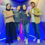 Nadiya Nisaa Instagram - Macam manalah orang kampung Bras Basah nak terima orang buka kedai pakaian dalam kat kampung mereka? 🤔💭 Kalau nak tahu drama-drama yang bakal terjadi korang gerak panggung wayang sekarang & beli tiket filem La Luna! 🎫 Terima kasih @iammisterbah, @sharifah_amani & @nadnisaa lepak di #PetangRakita dengan @ezaurafe 😄 #filemLaLuna #filemmalaysia #LaLunaTheMovie #Rakitamy